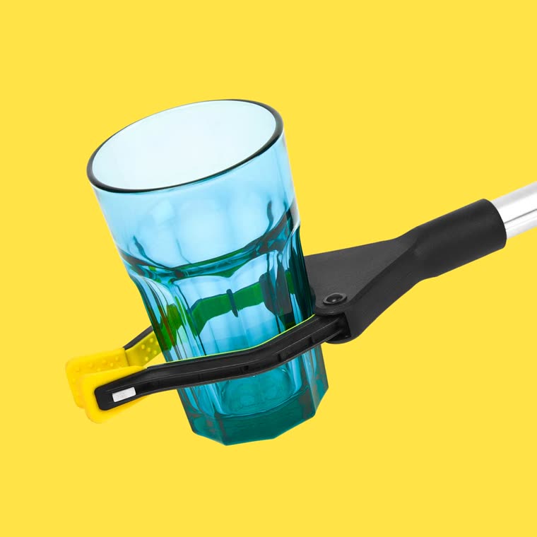 La mordaza Deaguit sujeta un vaso sin que resbale.